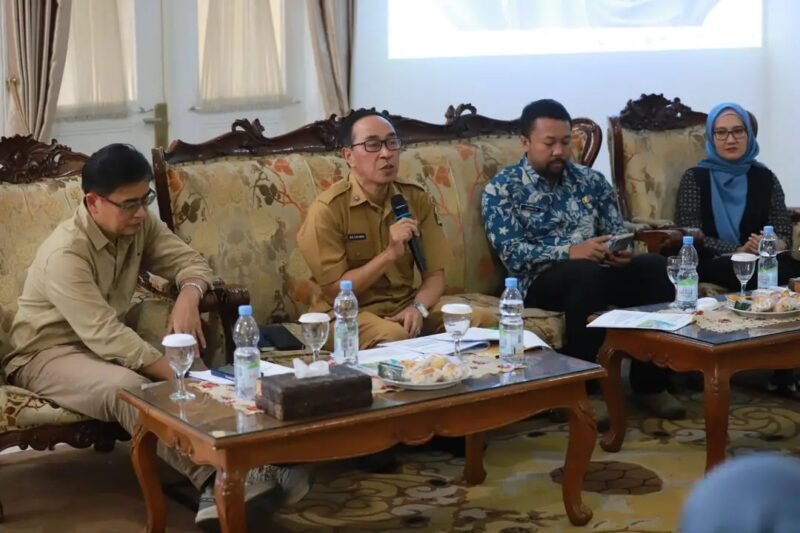 Pemkab Sukabumi bersama Tim Percepatan UHC Jabar memetakan strategi percepatan layanan kesehatan bagi seluruh masyarakat. (fb/Pemerintah Kabupaten Sukabumi)