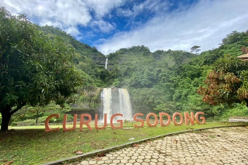 Curug Sodong, pesona air terjun kembar yang menjadi ikon wisata Geopark Ciletuh.