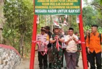 Jembatan Merah Putih Cihujung kembali dibuka setelah rusak akibat banjir. Dandim menegaskan jembatan ini sangat penting bagi aktivitas warga. (fb/Pemerintah Kabupaten Sukabumi)