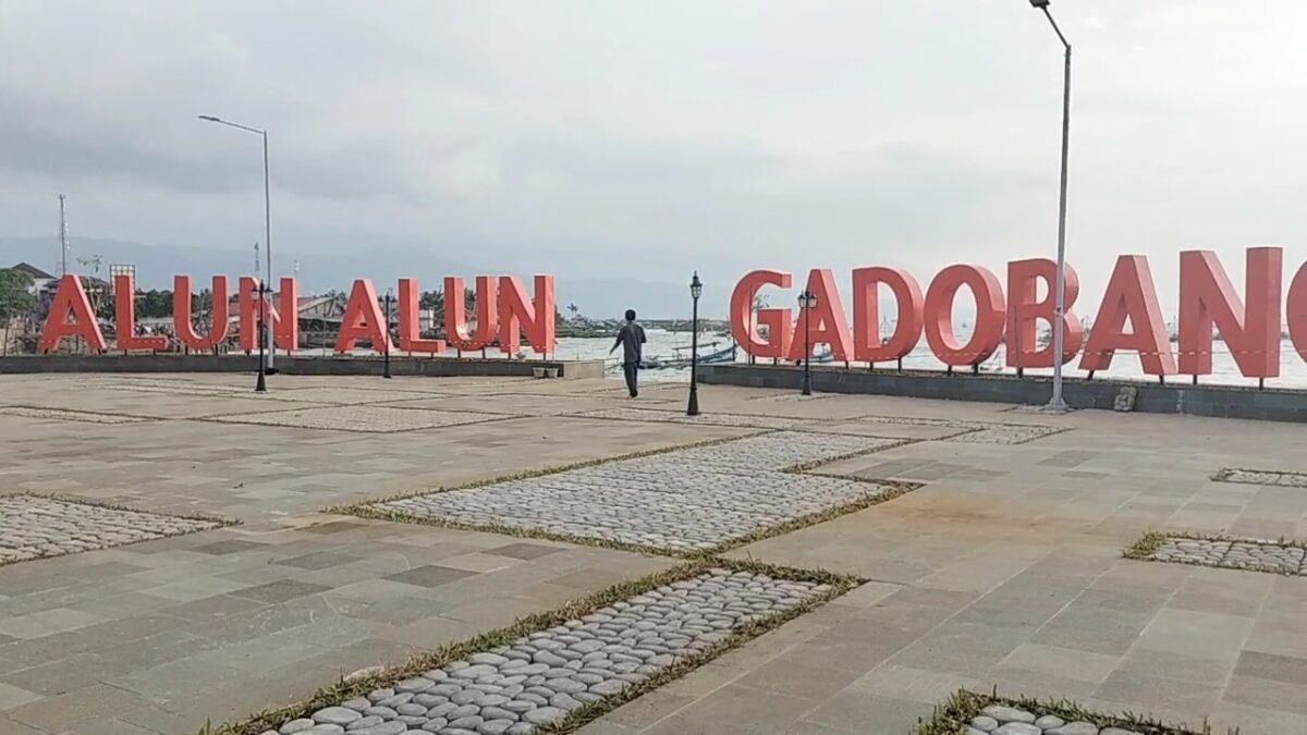 Landmark Alun-Alun Gadobangkong diperkuat dengan konstruksi beton agar lebih awet menghadapi kondisi pesisir Palabuhanratu.Deskripsi Meta