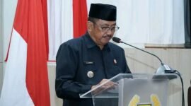 Bupati Sukabumi Asep Japar menyampaikan dua Raperda dalam Rapat Paripurna DPRD Kabupaten Sukabumi. (tb/Pemerintah Kabupaten Sukabumi)