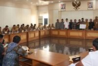 Budi Azhar meminta Gubernur Jabar segera menerbitkan juklak layanan rumah sakit bagi warga tanpa BPJS aktif.