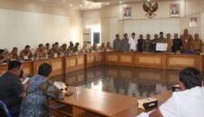 Budi Azhar meminta Gubernur Jabar segera menerbitkan juklak layanan rumah sakit bagi warga tanpa BPJS aktif.
