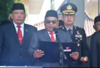 Budi Azhar Mutawali membacakan Pembukaan UUD 1945 dalam upacara Hari Kesaktian Pancasila di Palabuhanratu.
