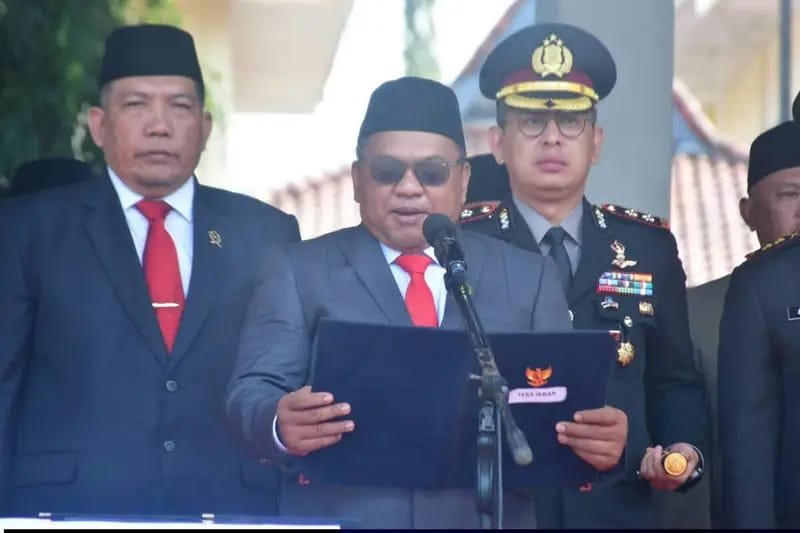 Budi Azhar Mutawali membacakan Pembukaan UUD 1945 dalam upacara Hari Kesaktian Pancasila di Palabuhanratu.