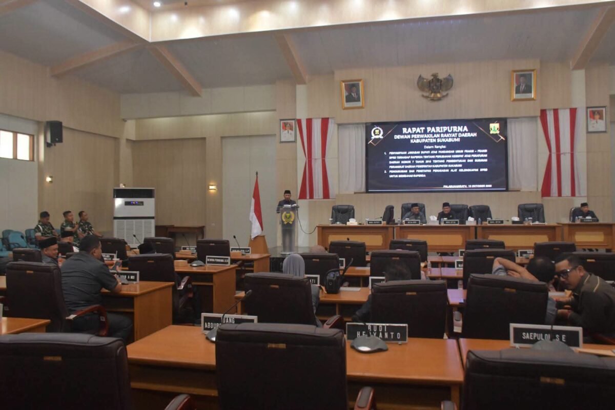 DPRD Kabupaten Sukabumi membahas Raperda investasi dan perubahan status hukum Tirta Jaya Mandiri.