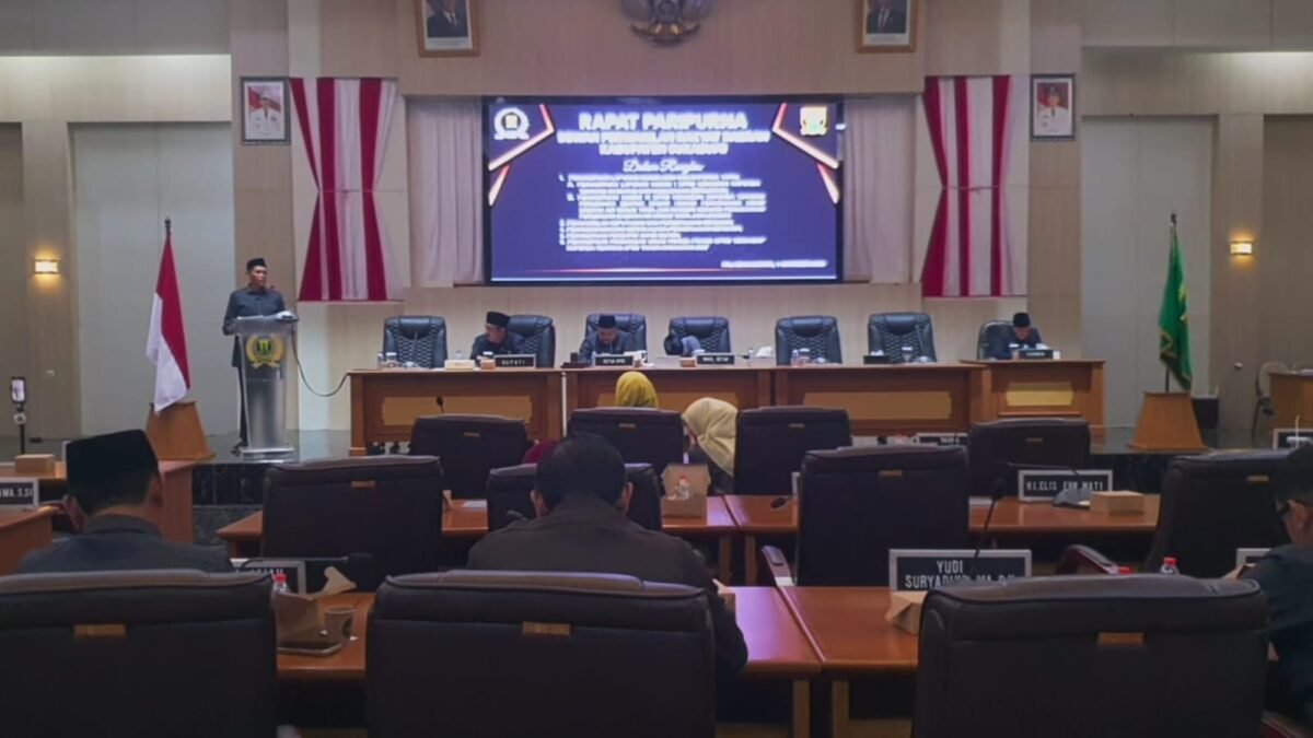 Wabup Andreas menyampaikan jawaban Bupati atas pandangan tujuh fraksi DPRD terkait RAPBD Sukabumi 2027.