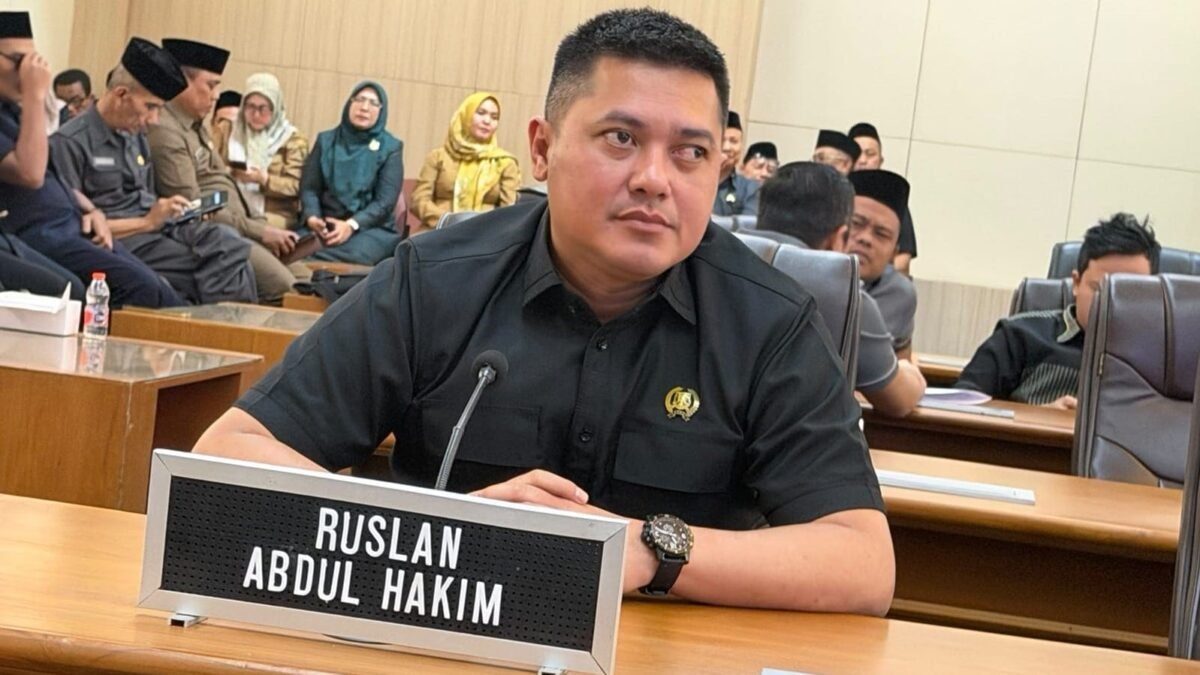Ruslan Abdul Hakim menyoroti penurunan target PAD Sukabumi dan tingginya ketergantungan terhadap transfer pusat dalam RAPBD 2027.