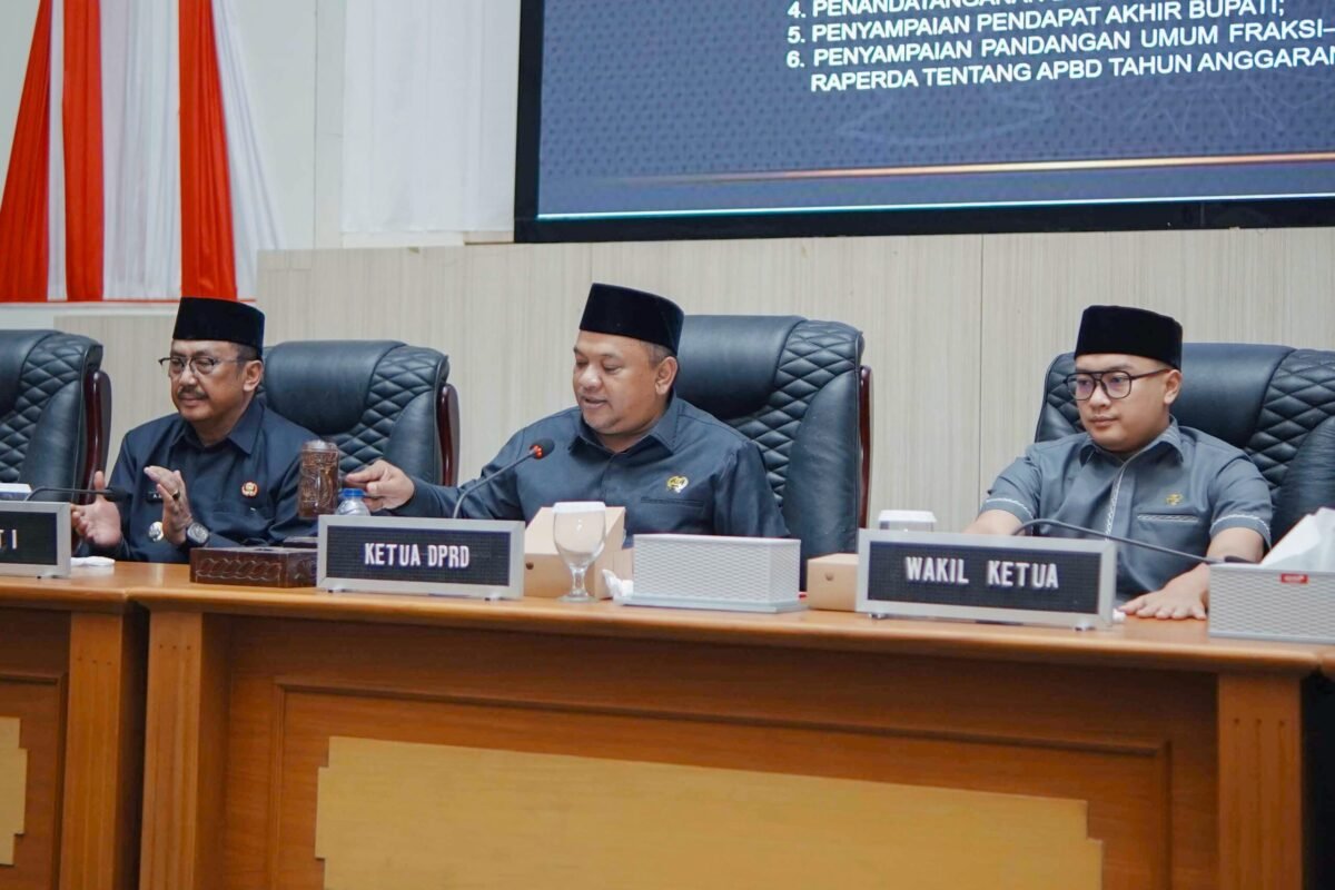 DPRD Kabupaten Sukabumi membahas dua Raperda dan pandangan tujuh fraksi terhadap APBD 2027.